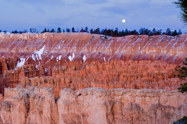 Moonset at sunrise, Bryce Canyon National Park